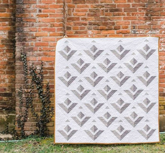Kiley Ferons How “fly“ is Kiley's Paper Planes quilt?! She desinged it in EQ and says the pattern is perfect for confident beginners! See more of her quilts on Instagram, @kileysquiltroom. 